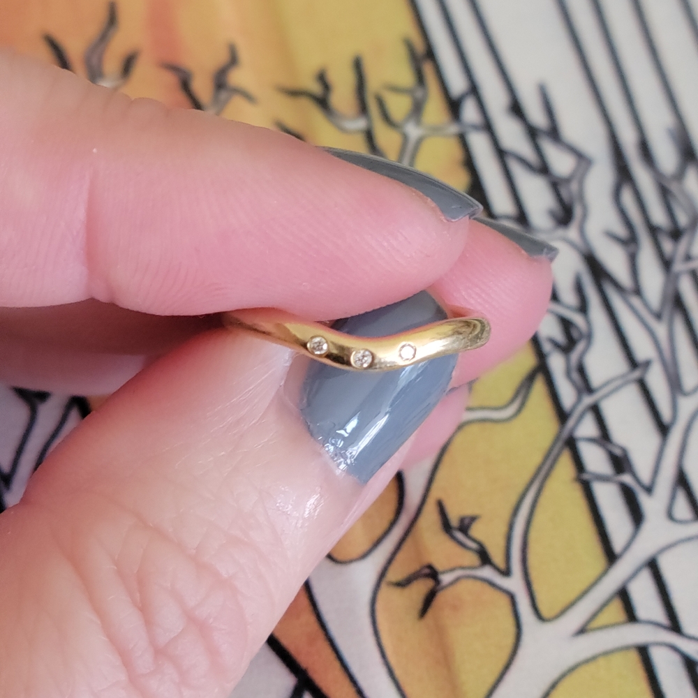 Elegant Gold Ring with Diamonds - Picture 4 of 6